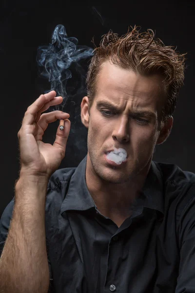 Retrato de homem com cigarro — Fotografia de Stock