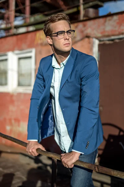 Mann mit Brille im Freien — Stockfoto