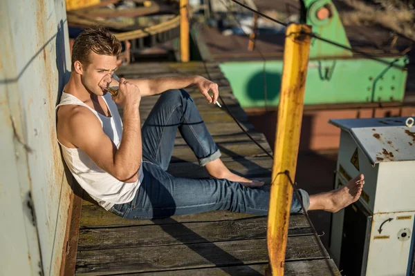 Elegante fumador al aire libre — Foto de Stock