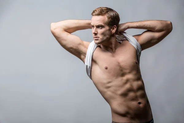 Homem musculoso em estúdio — Fotografia de Stock