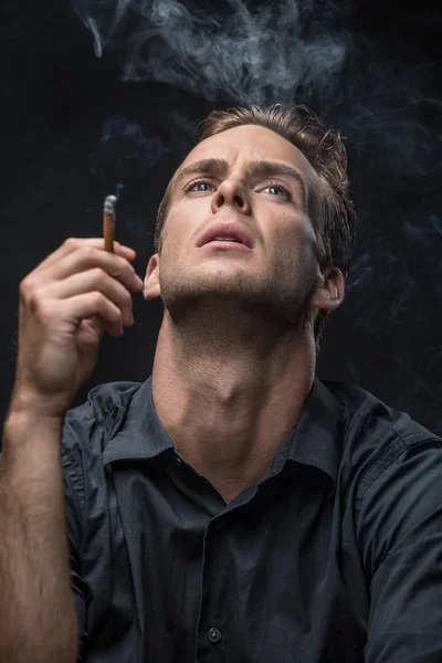 Πορτρέτο του ανθρώπου με το τσιγάρο — Φωτογραφία Αρχείου