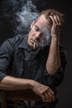 Sigara olan adam portresi