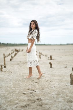 Oldukça yalınayak kız yan duruyor