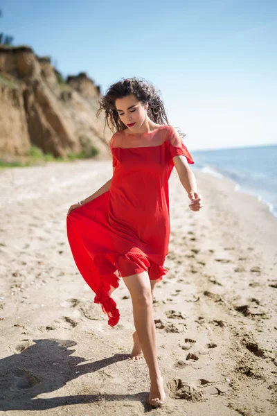 Attraktive Mädchen in einem smarten Kleid rot — Stockfoto