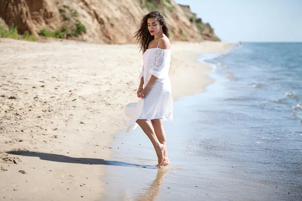 Menina atraente em um vestido inteligente vermelho — Fotografia de Stock