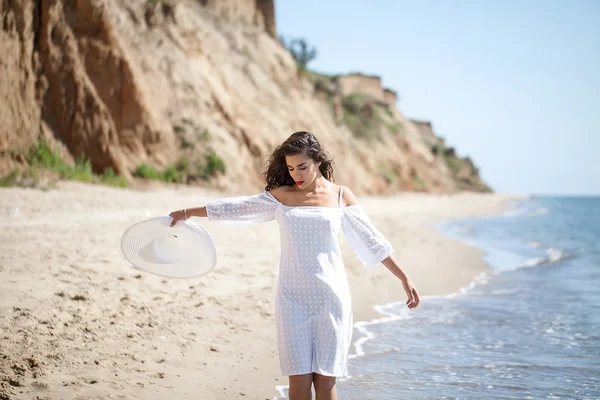 Menina atraente em um vestido inteligente vermelho — Fotografia de Stock