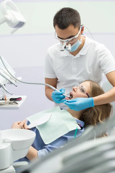 Dentista y paciente — Foto de Stock