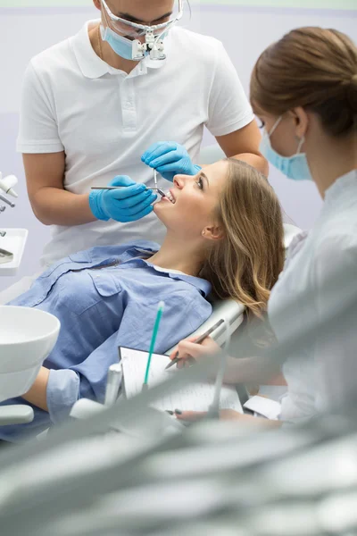 Meisje in de tandheelkunde — Stockfoto