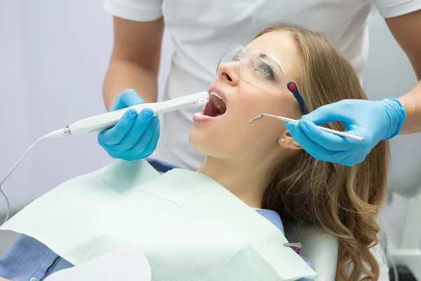 Ragazza in odontoiatria — Foto Stock