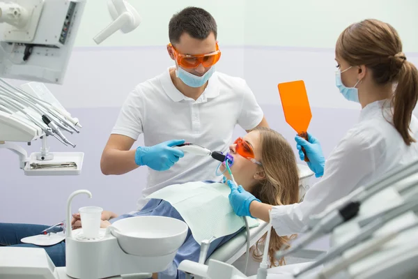 Chica en odontología — Foto de Stock