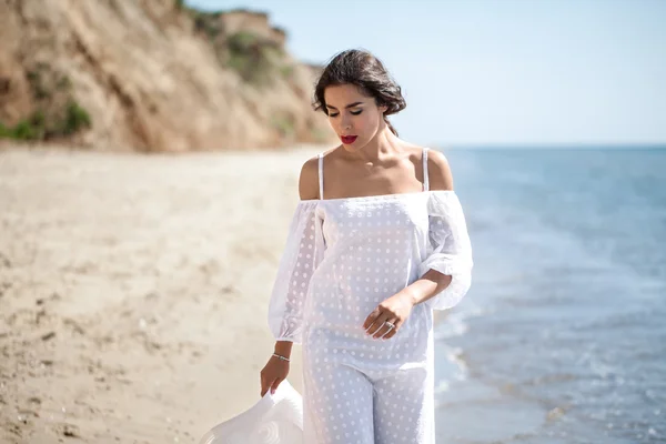 Menina em branco na praia — Fotografia de Stock