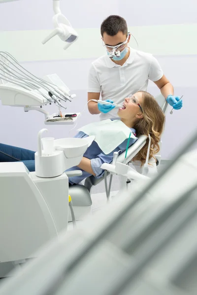 Dentista y paciente — Foto de Stock