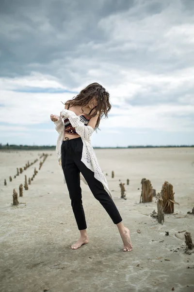 Дівчина на піску — стокове фото