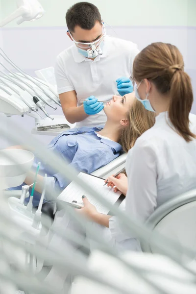 Chica en odontología — Foto de Stock