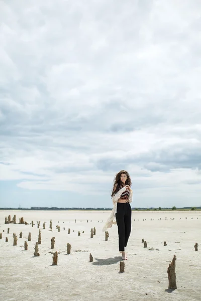 Chica en la arena —  Fotos de Stock