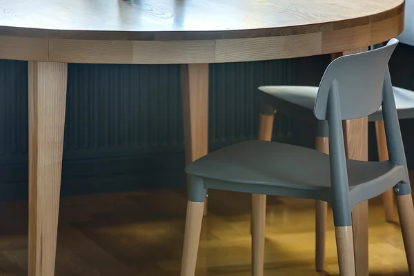 Table en bois avec chaises — Photo