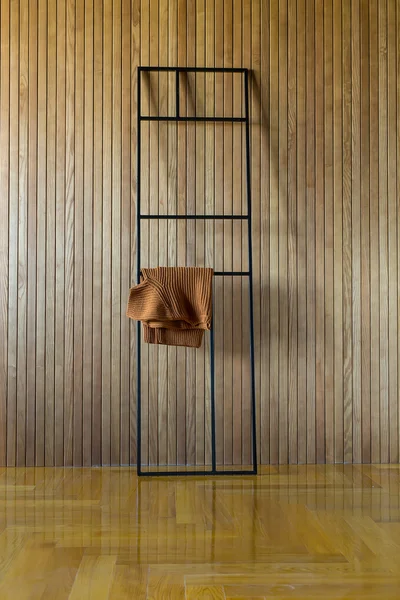 Kovový stojan s pulovníkem — Stock fotografie