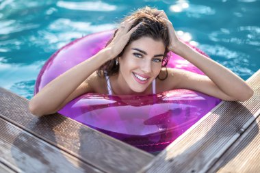 Yüzme havuzunda kauçuk halka modeli