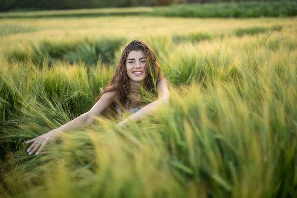 Κορίτσι κάθεται σε χωράφι σίκαλη — Φωτογραφία Αρχείου