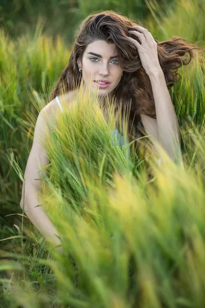Девушка сидит на ржаном поле — стоковое фото
