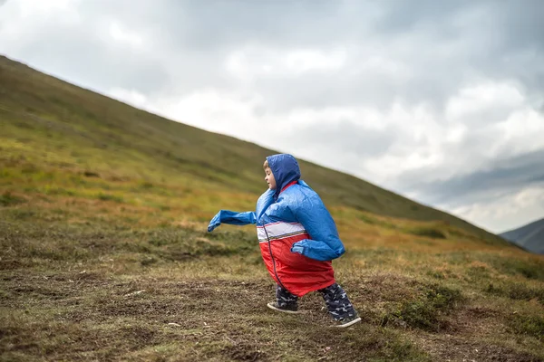 Niño camina en la montaña —  Fotos de Stock