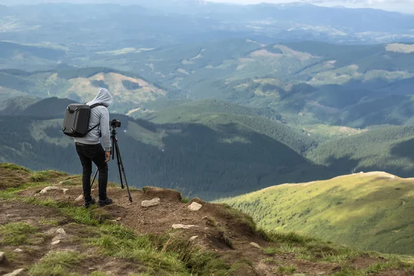 Photographer in mountains — Stock Photo, Image