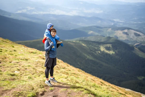 Filho e pai nas montanhas — Fotografia de Stock