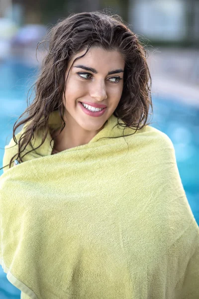 Meisje in groene handdoek nabij zwembad — Stockfoto