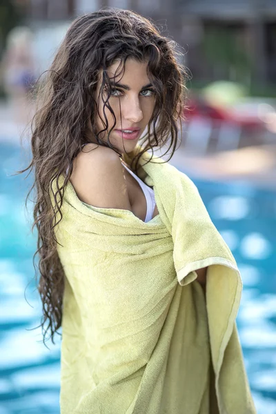 Menina em toalha verde perto da piscina — Fotografia de Stock