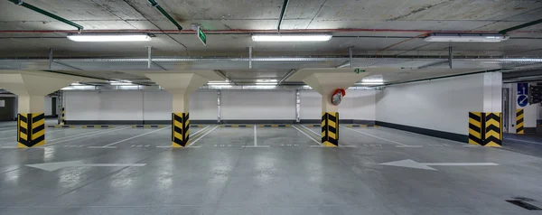 Föld alatti parkoló autó nélkül. — Stock Fotó