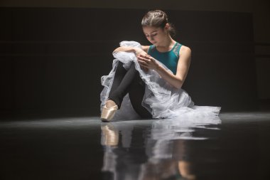 Oturmuş bale dansçısı