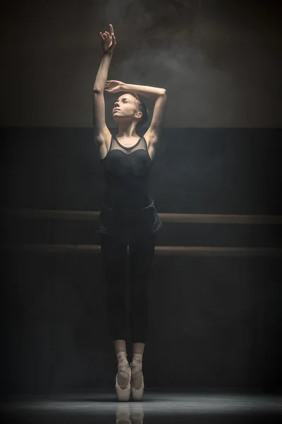 Einzelne Balletttänzerin — Stockfoto