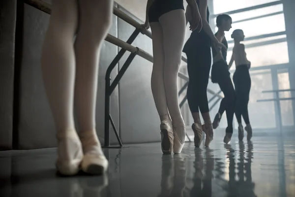 Tanečníci stojí u baletní Barre. — Stock fotografie