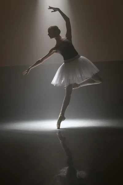 Ballerina in de witte tutu — Stockfoto