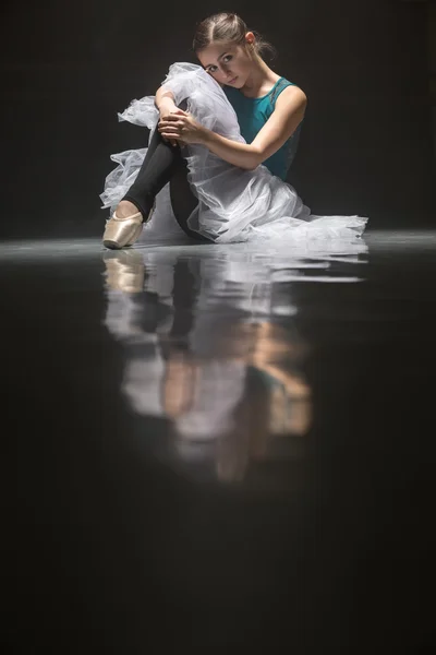 Siedzący tancerz baletowy — Zdjęcie stockowe