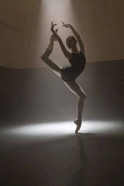 Ballerina im schwarzen Trikot — Stockfoto