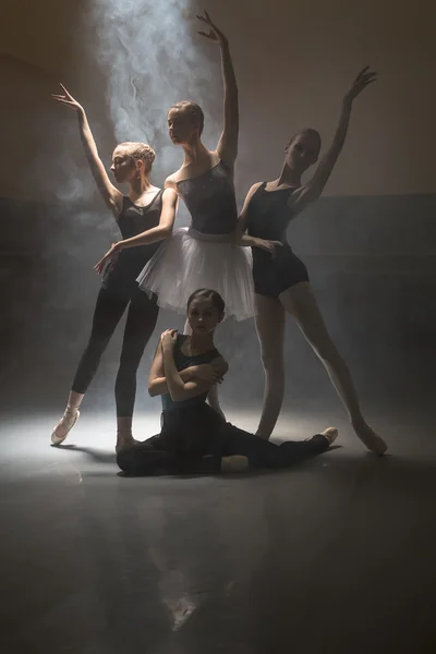 Quarteto de bailarinas na sala de aula — Fotografia de Stock