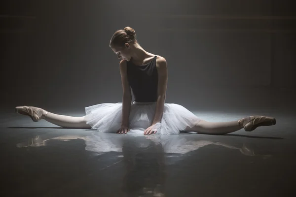 Bailarina sentada en la sala de clase — Foto de Stock