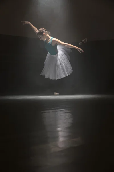 Único bailarina na sala de aula — Fotografia de Stock