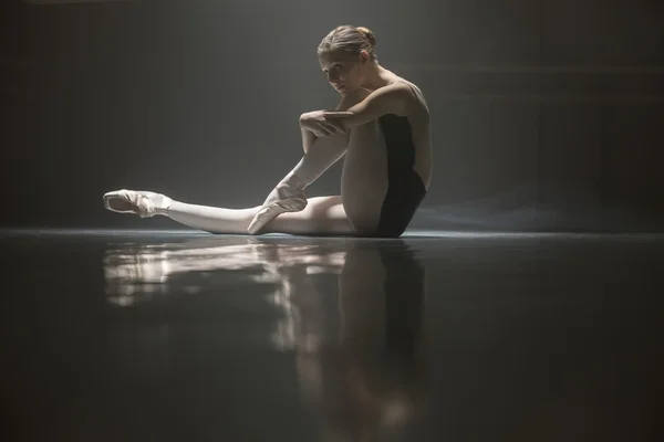 Seated ballerina in the class room — Stock Photo, Image