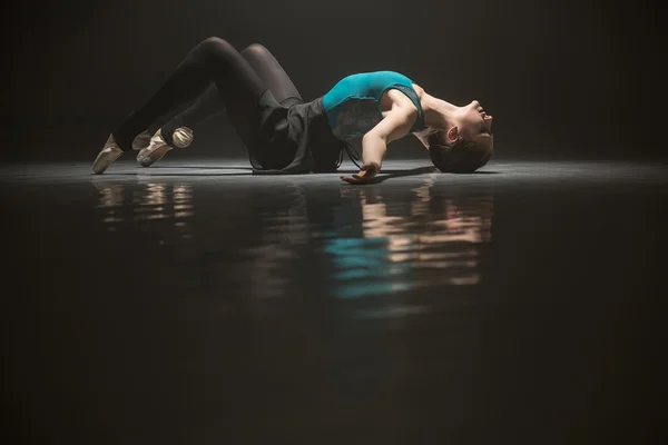 Danseuse de ballet allongée sur le sol — Photo