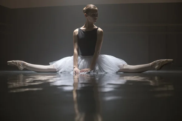 Bailarina sentada na sala de aula — Fotografia de Stock