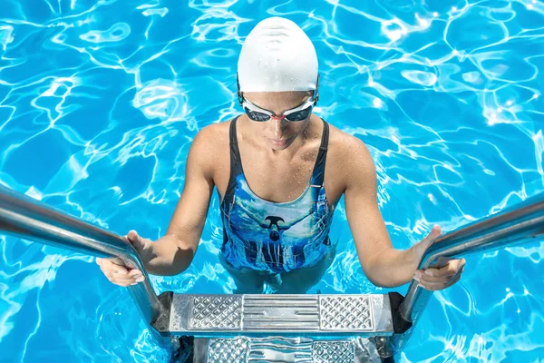 Atletyczna dziewczyna w basenie kąpielą — Zdjęcie stockowe