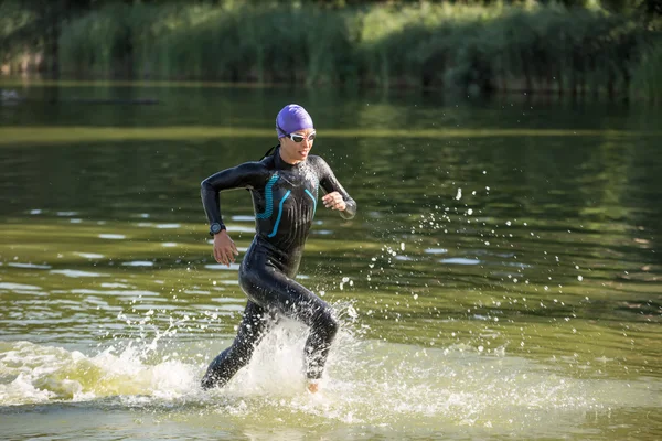 Спортивная девушка бегает по воде — стоковое фото