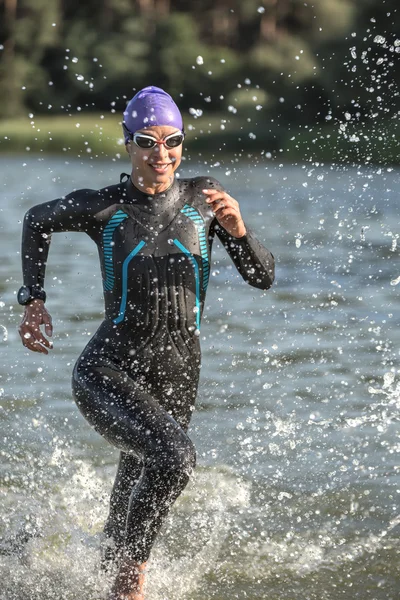 Sportive dziewczyna biegnie na wodzie — Zdjęcie stockowe