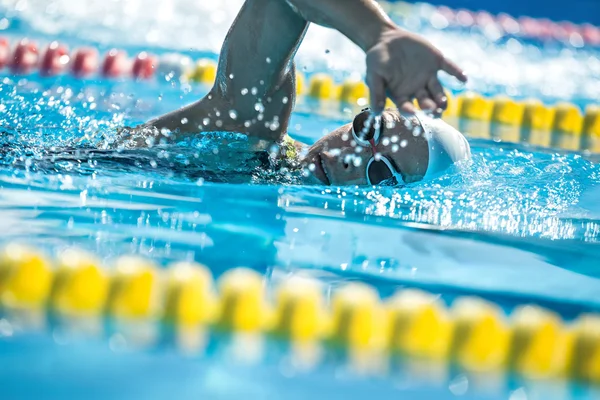 Schwimmer im Schwimmbad — Stockfoto