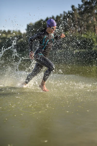 Спортивная девушка бегает по воде — стоковое фото