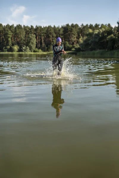 运动女孩在水面上奔跑 — 图库照片
