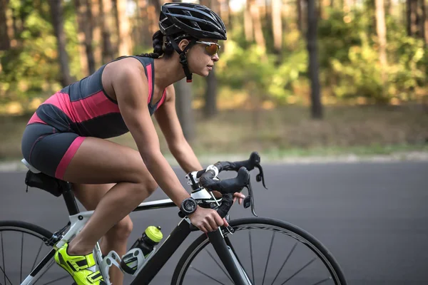 Athlétique fille monte un vélo — Photo