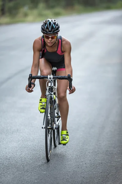 Спортивная девушка ездит на велосипеде — стоковое фото